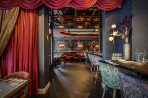 Een hotelkamer met een eenpersoonsbed en een foto van de skyline van een stad aan de muur.