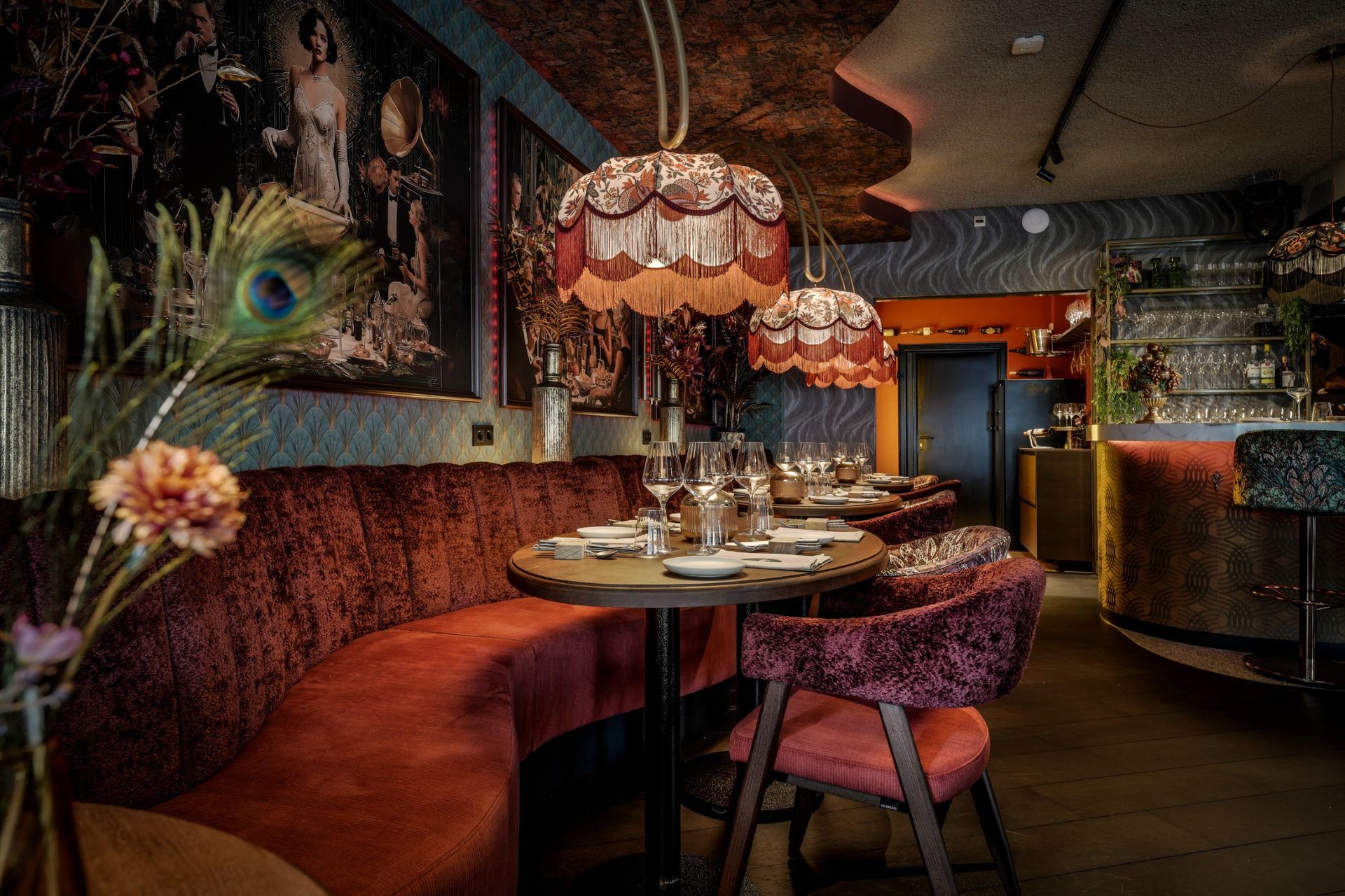 Een hotelkamer met een eenpersoonsbed en een foto van de skyline van een stad aan de muur.