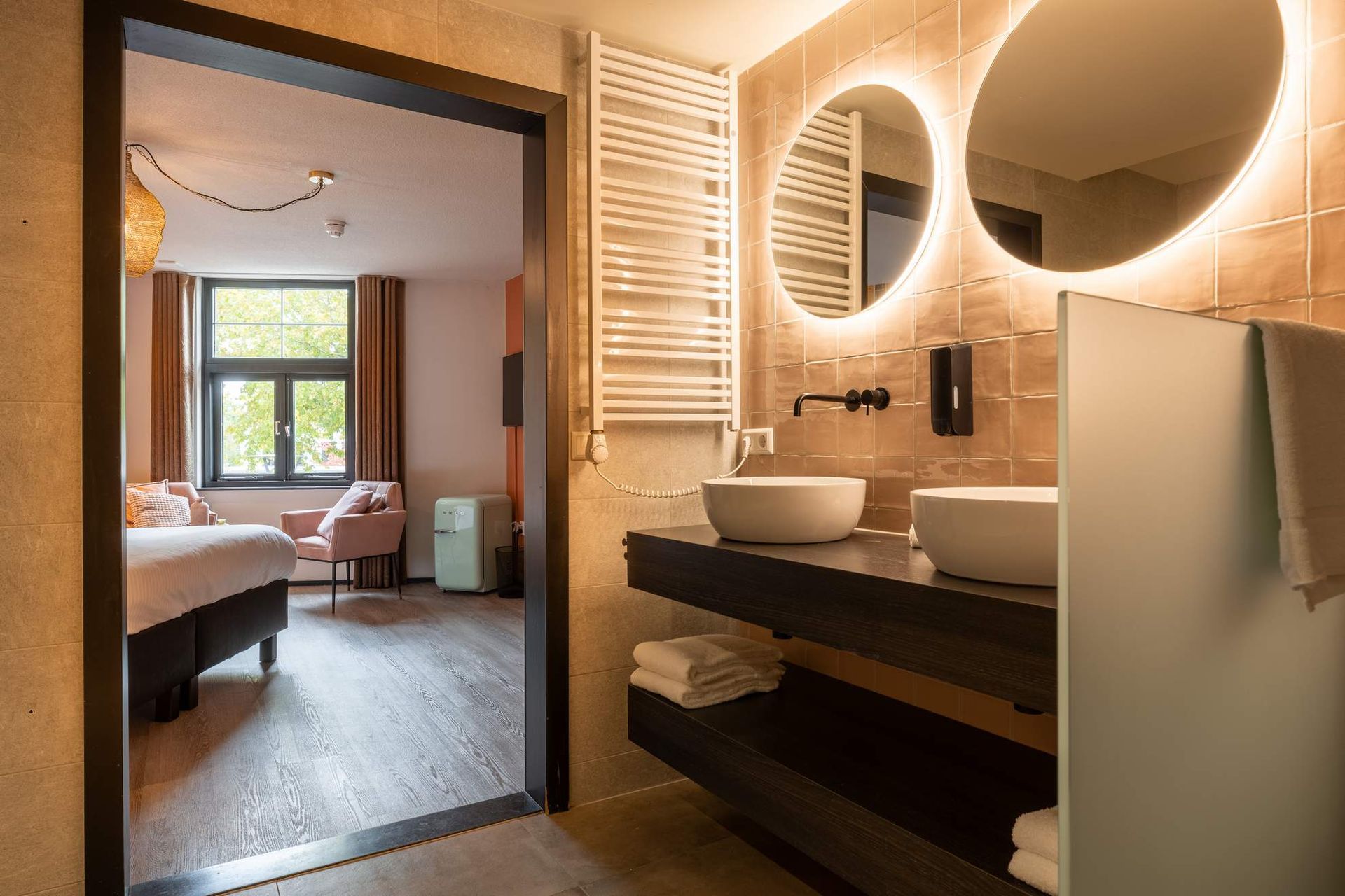 Een chef-kok bereidt eten op een houten snijplank.