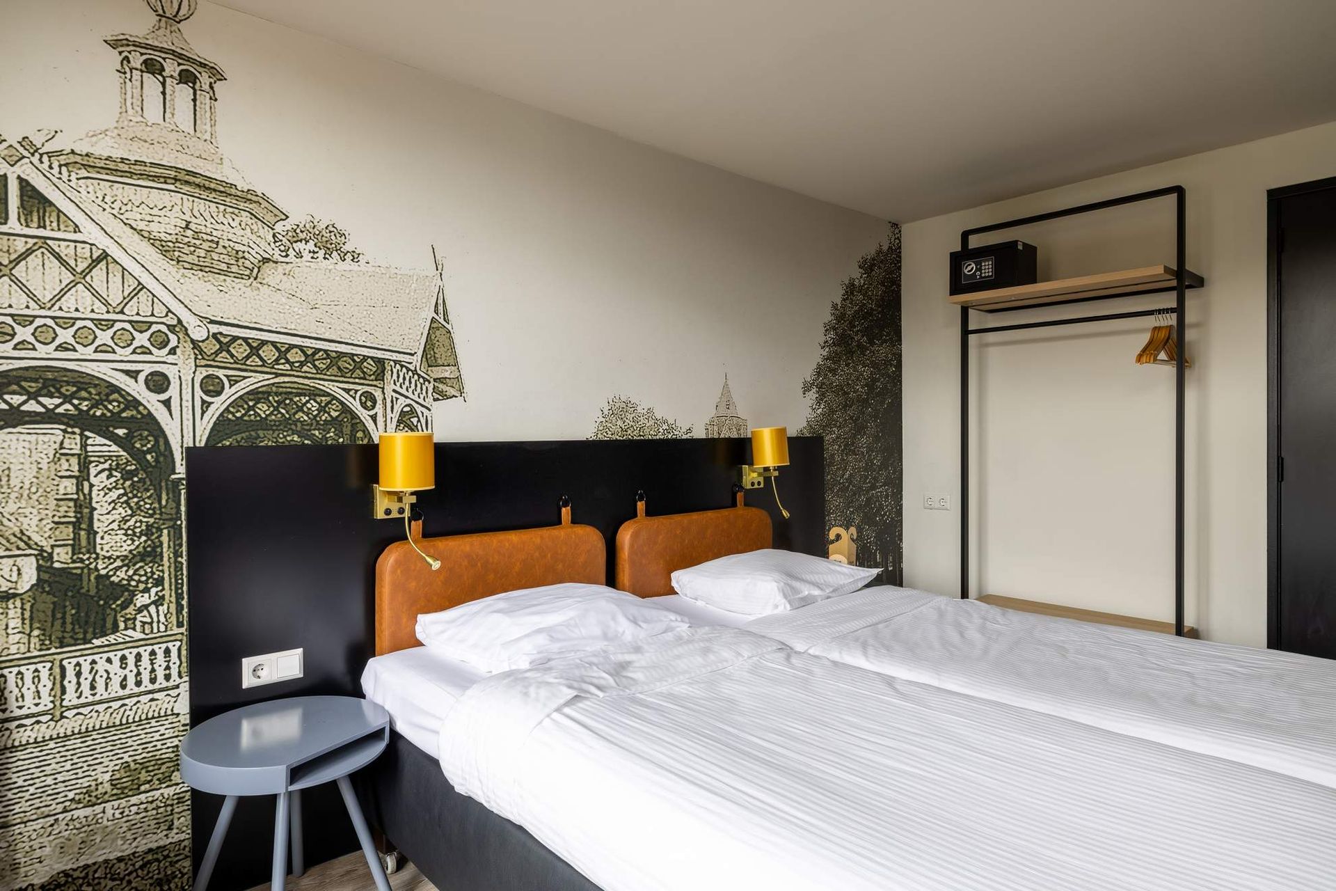 De chef-kok garneert het gerecht met paddenstoelen met een lepel op een houten schaal, omgeven door rook van droogijs.