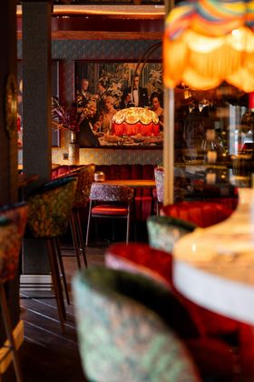 Een hotelkamer met een eenpersoonsbed en een foto van de skyline van een stad aan de muur.