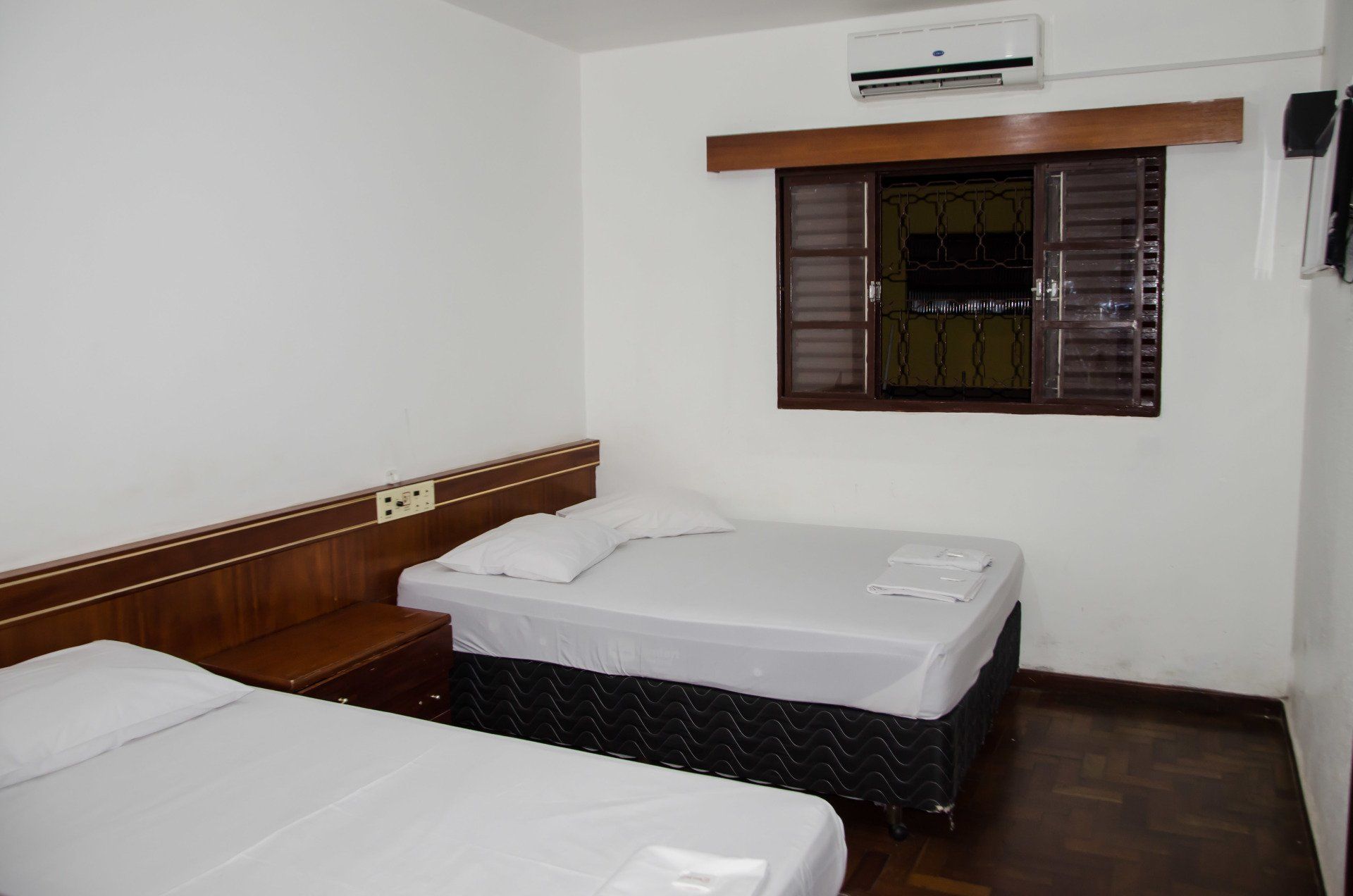 Um quarto de hotel com duas camas e uma janela