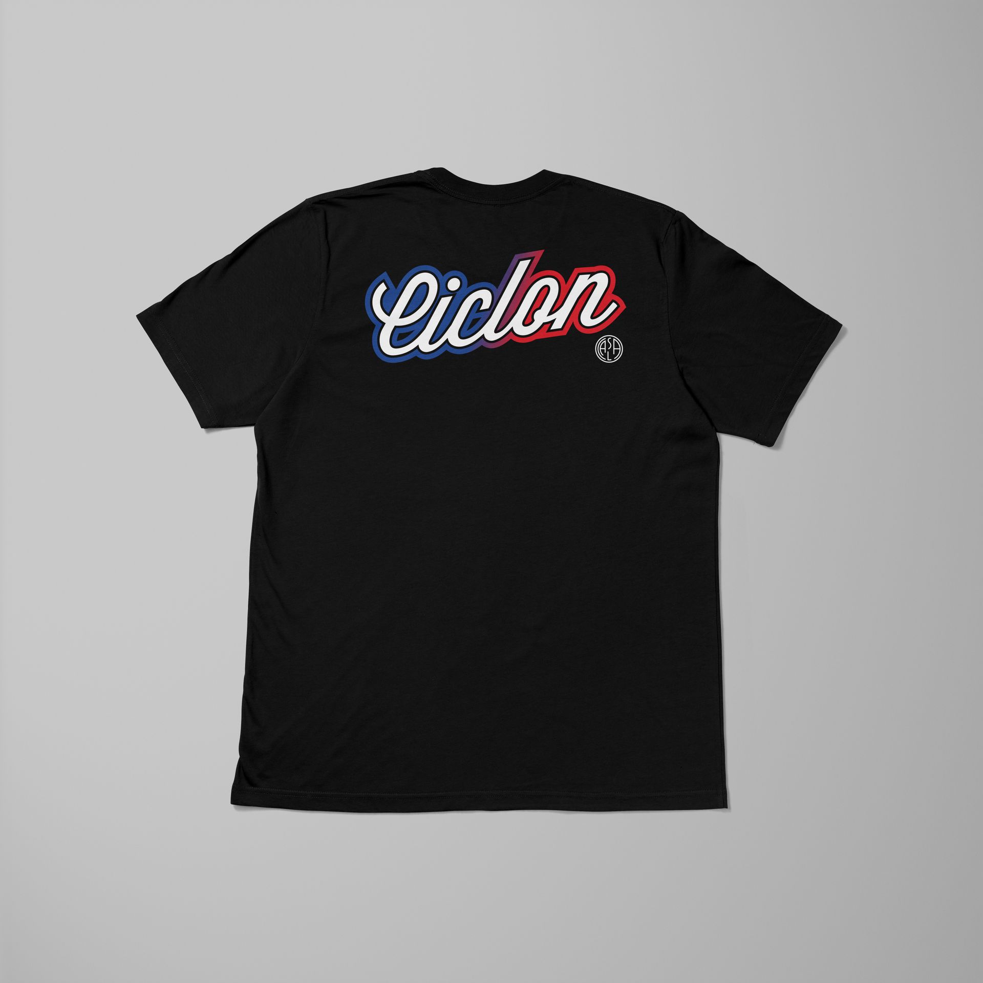 Camiseta negra con "Ciclon" en escritura azul y roja en la espalda, pequeño logo a la derecha.