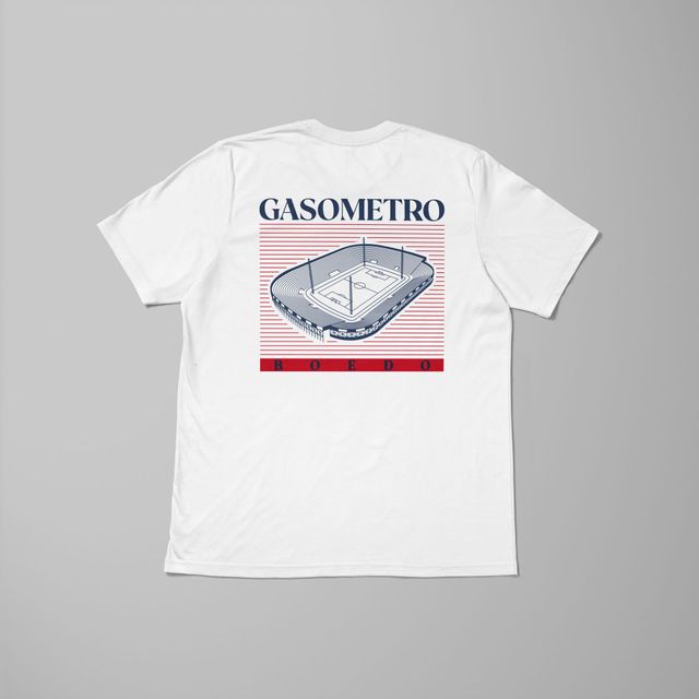 Camiseta blanca con "GASOMETRO" e ilustración en la espalda. Gráfico rojo y azul sobre fondo blanco.