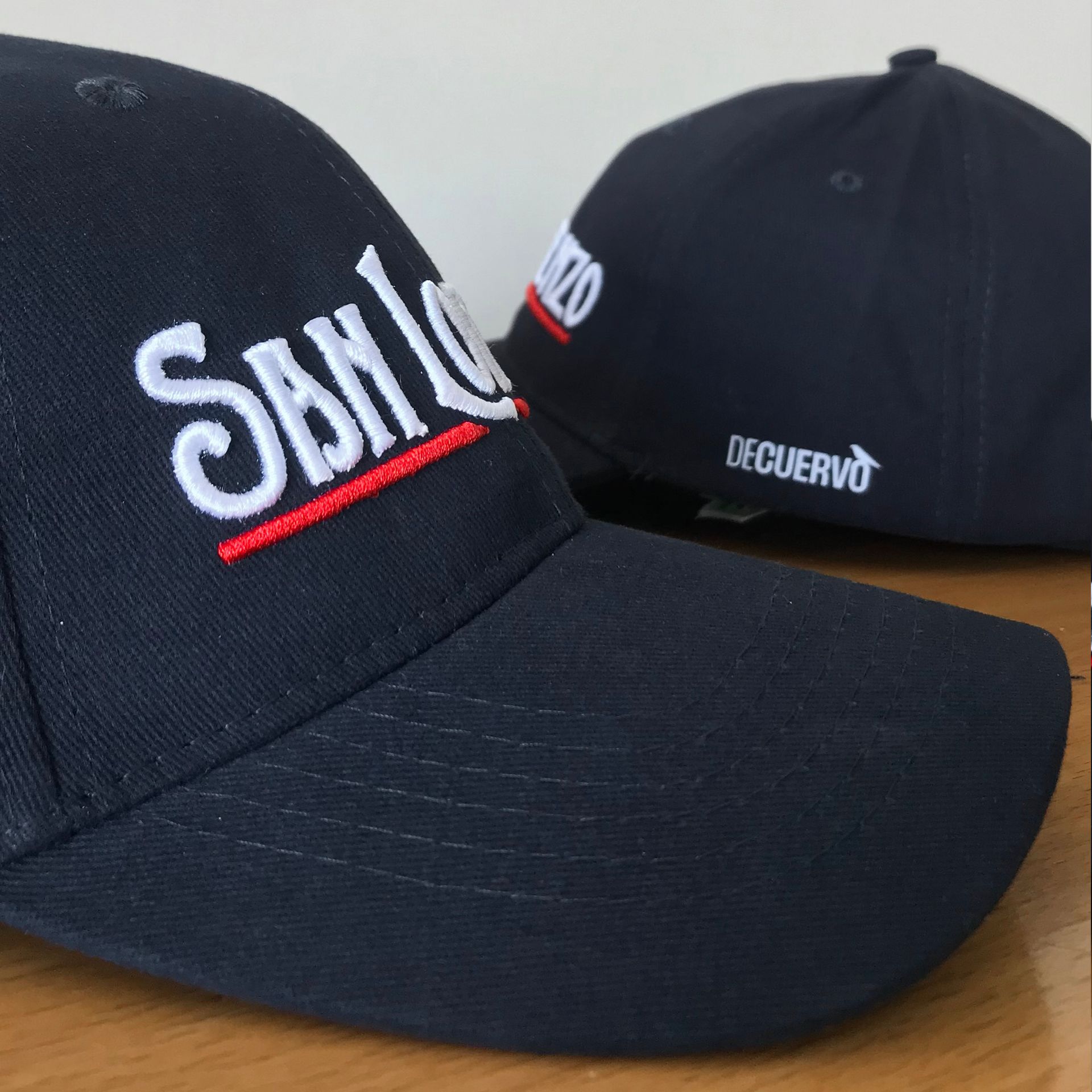 Tres gorras de béisbol color azul marino con 