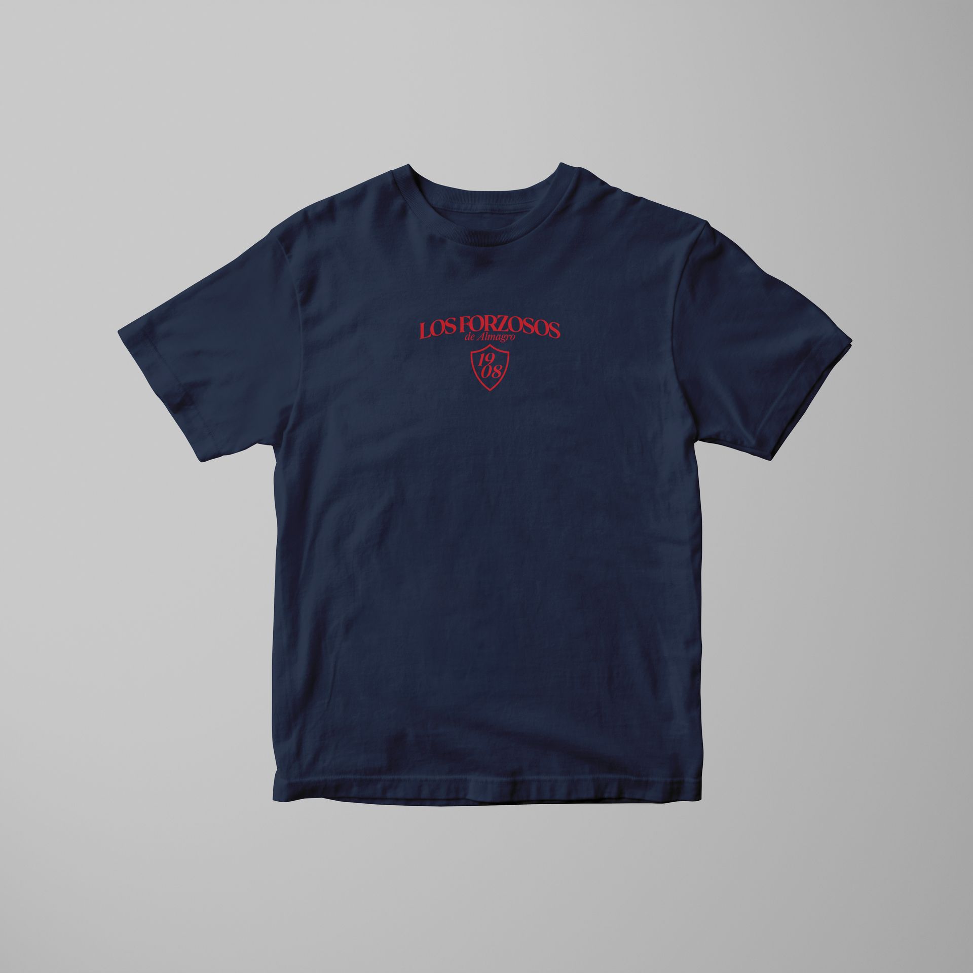 Camiseta azul marino con texto rojo. 