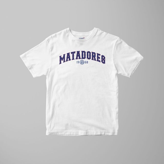 Camiseta blanca con la palabra "MATADORES" en azul marino arqueada. Un pequeño texto debajo dice "EL PASO".
