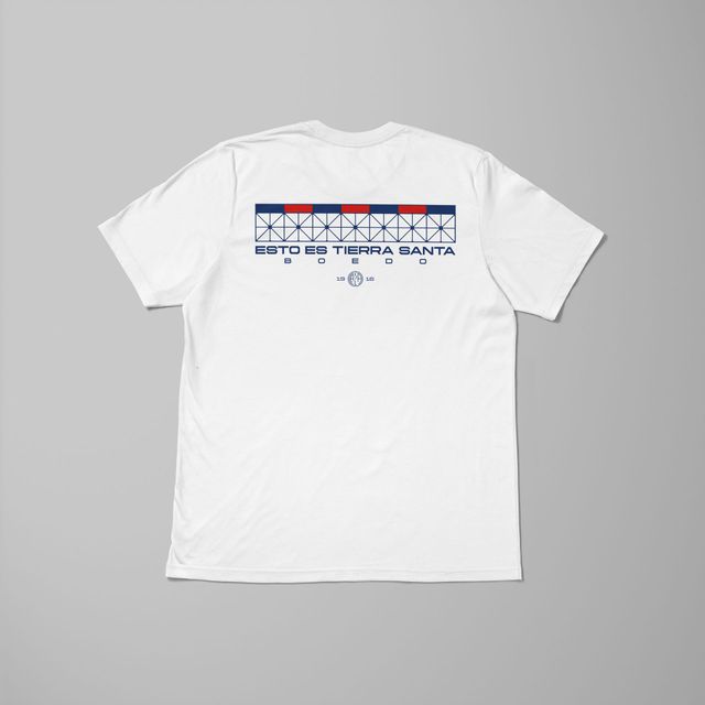 Camiseta blanca con diseño geométrico en la espalda en azul, rojo y blanco.