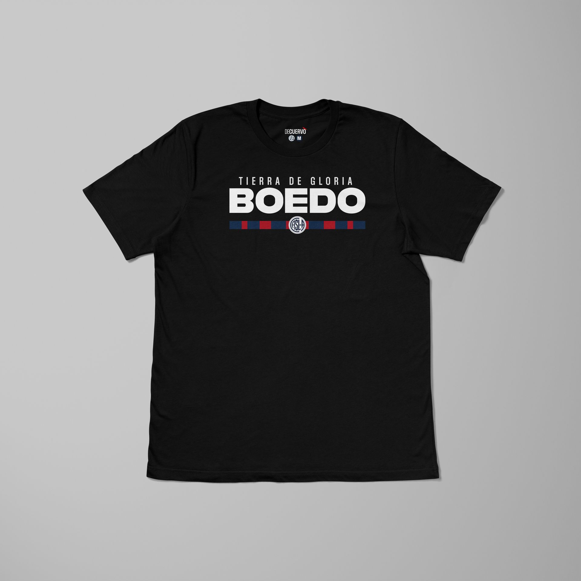 Camiseta negra con diseño en la espalda. Formas geométricas y texto en rojo, azul y blanco. Se ven 