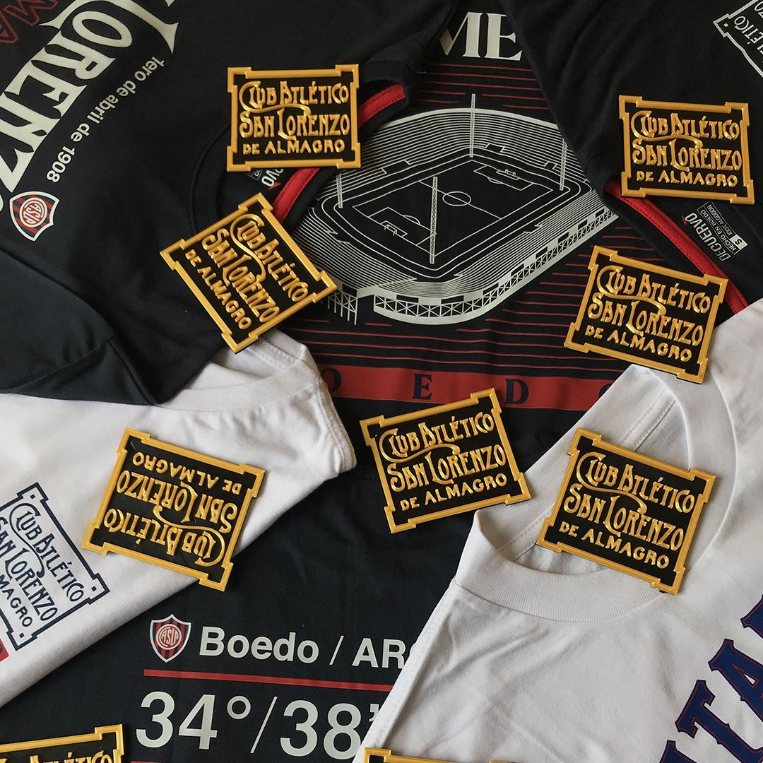 Camisetas con parches que muestran el texto 