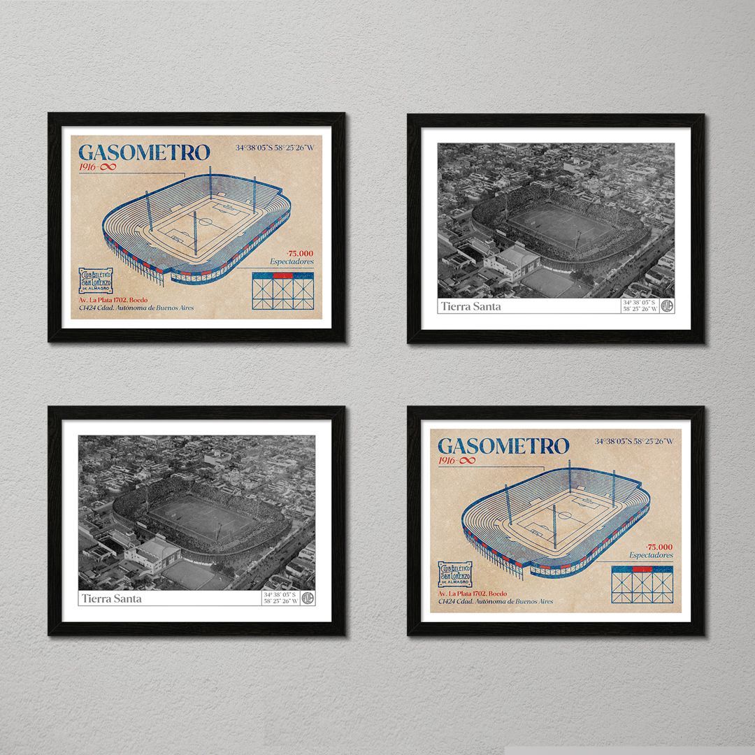 Cuatro impresiones enmarcadas de un antiguo estadio: dos diagramas arquitectónicos y dos fotografías aéreas en blanco y negro.