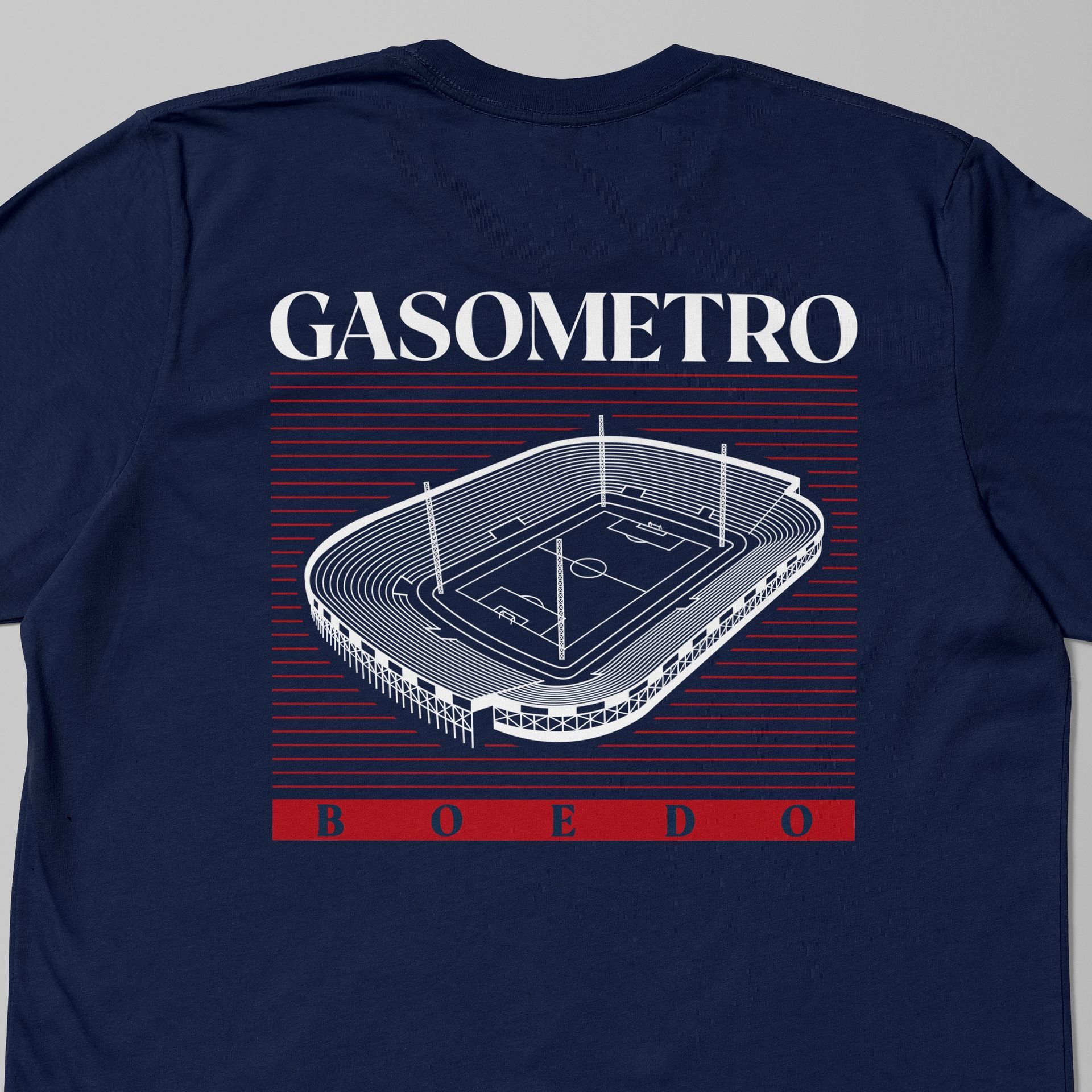 Camiseta azul marino con ilustración blanca de un estadio con la leyenda 