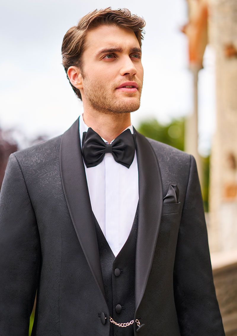 abito grigio con papillon