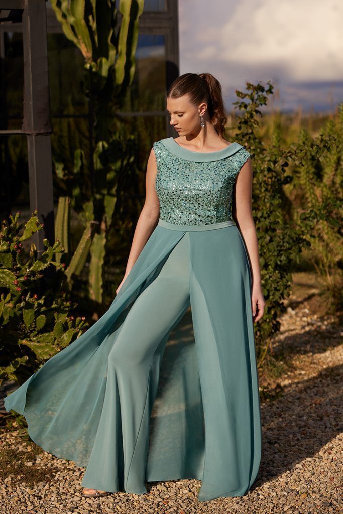 vestito con pantaloni verde acqua
