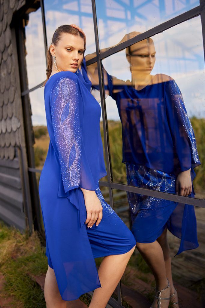 vestito blu con maniche semi trasparenti