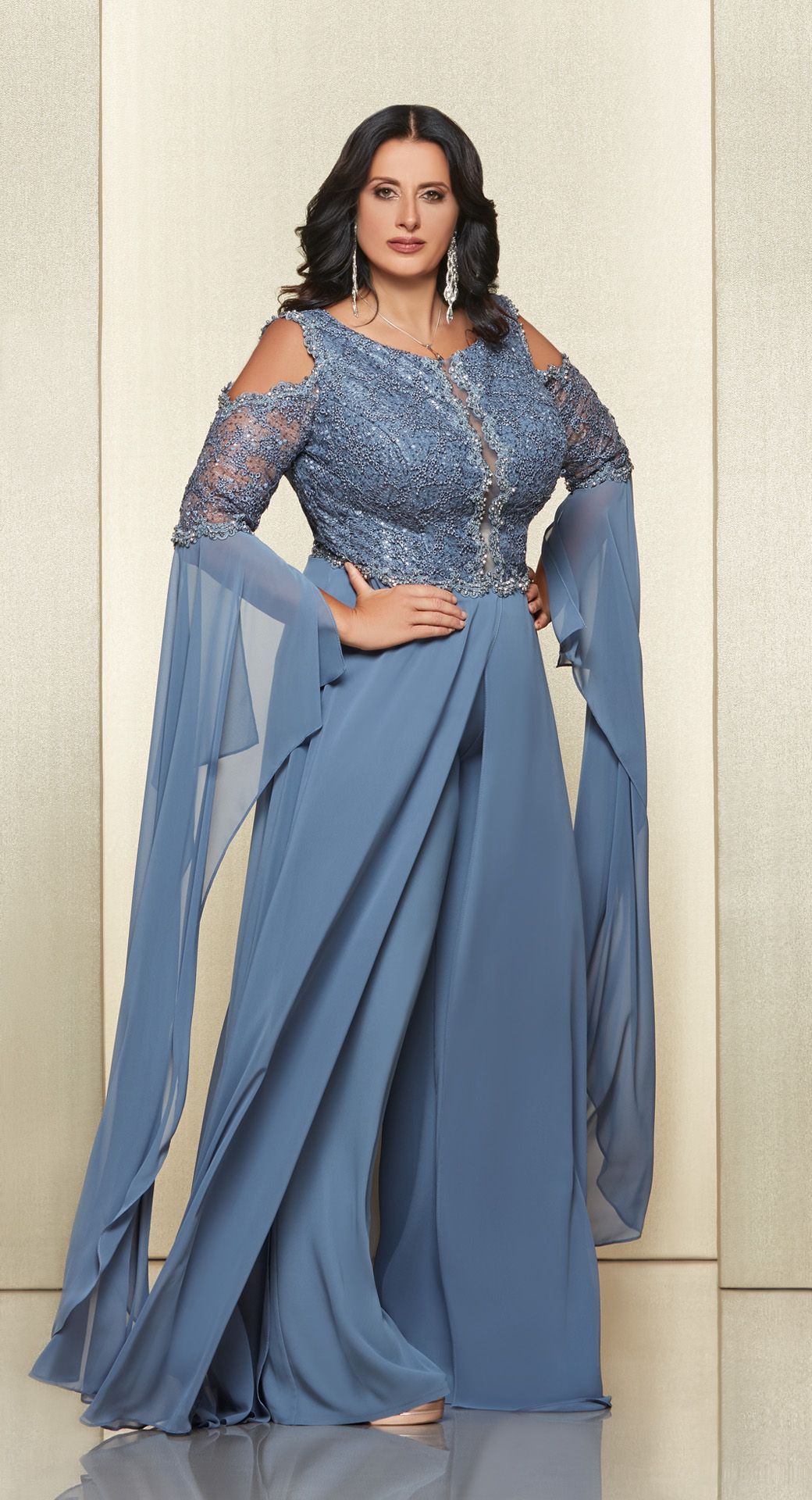 vestito azzurro a maniche lunghe