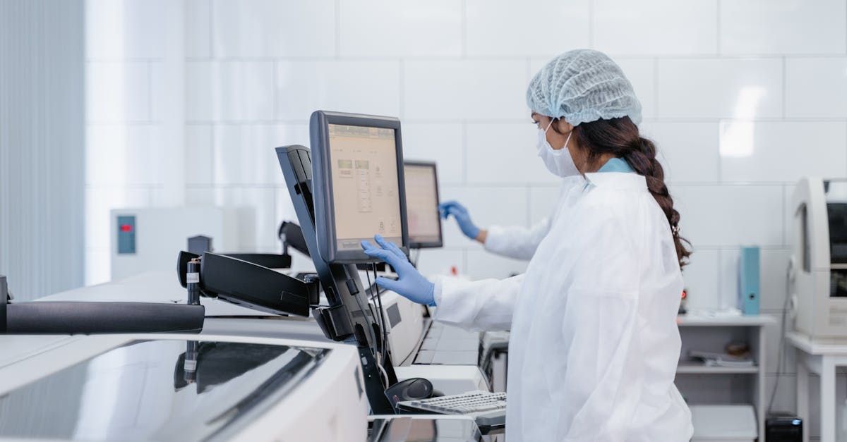 A female scientist is working on a computer in a laboratory.