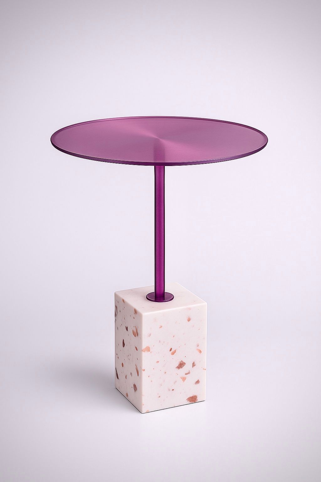 Bijzettafel met paars blad, cilindrische steel en vierkante, gespikkelde voet.