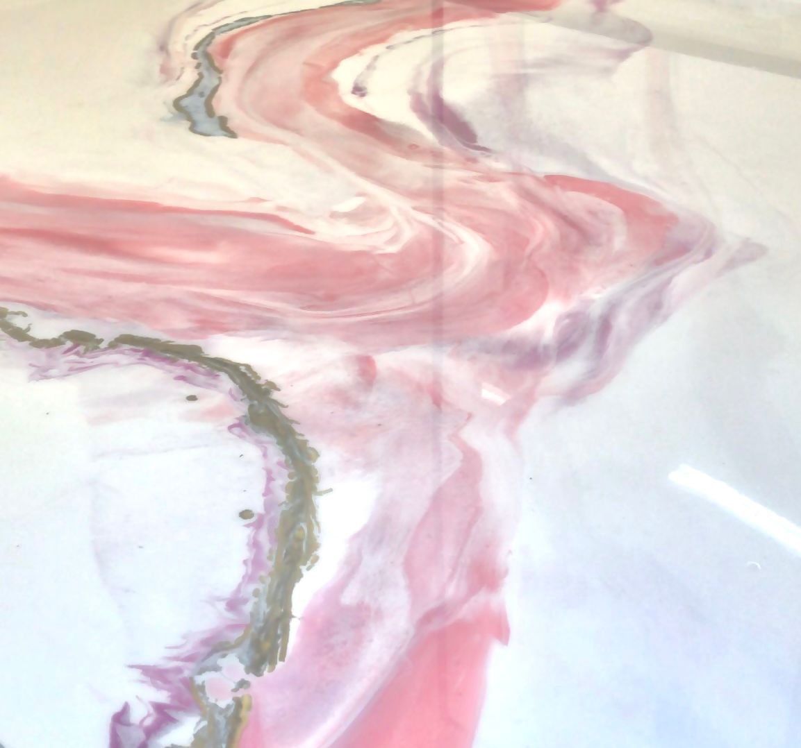 Abstracte vloer met vloeiende roze, witte, grijze en paarse wervelingen.