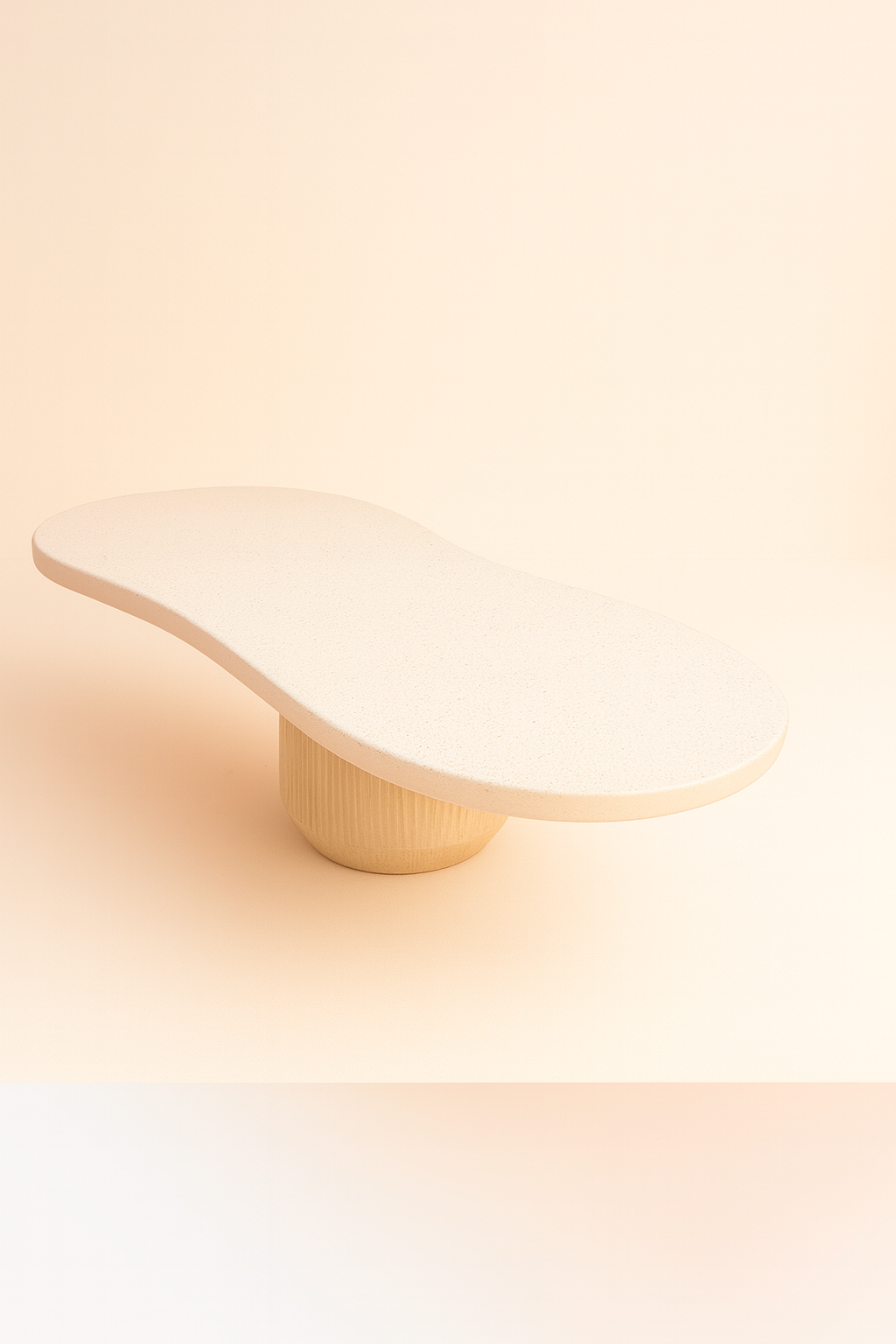 Lichtbeige, abstract gevormde taartstandaard met een ronde houten voet, tegen een neutrale achtergrond.