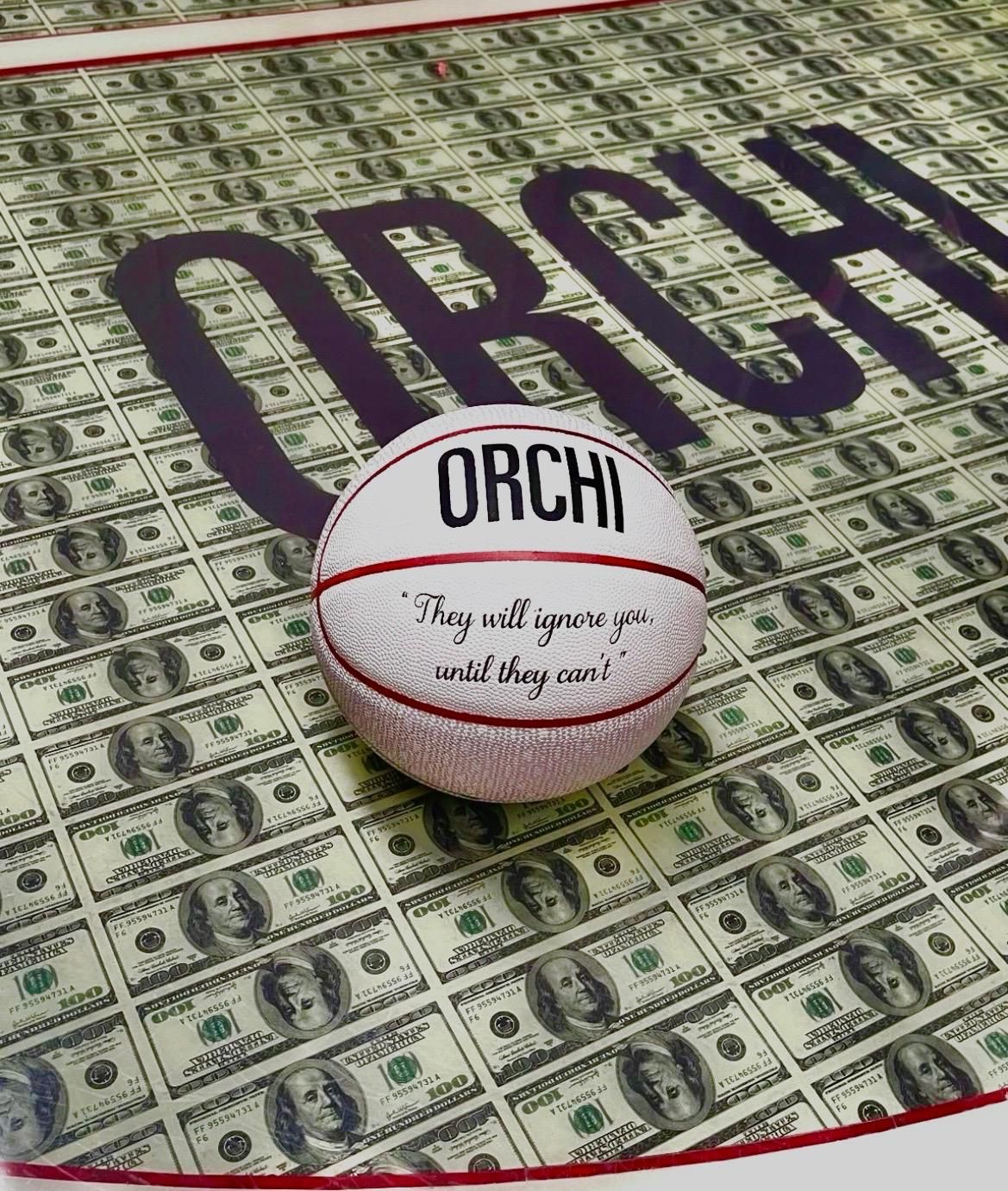 Basketbal op een achtergrond van een dollarbiljet met het woord "ORCHI"