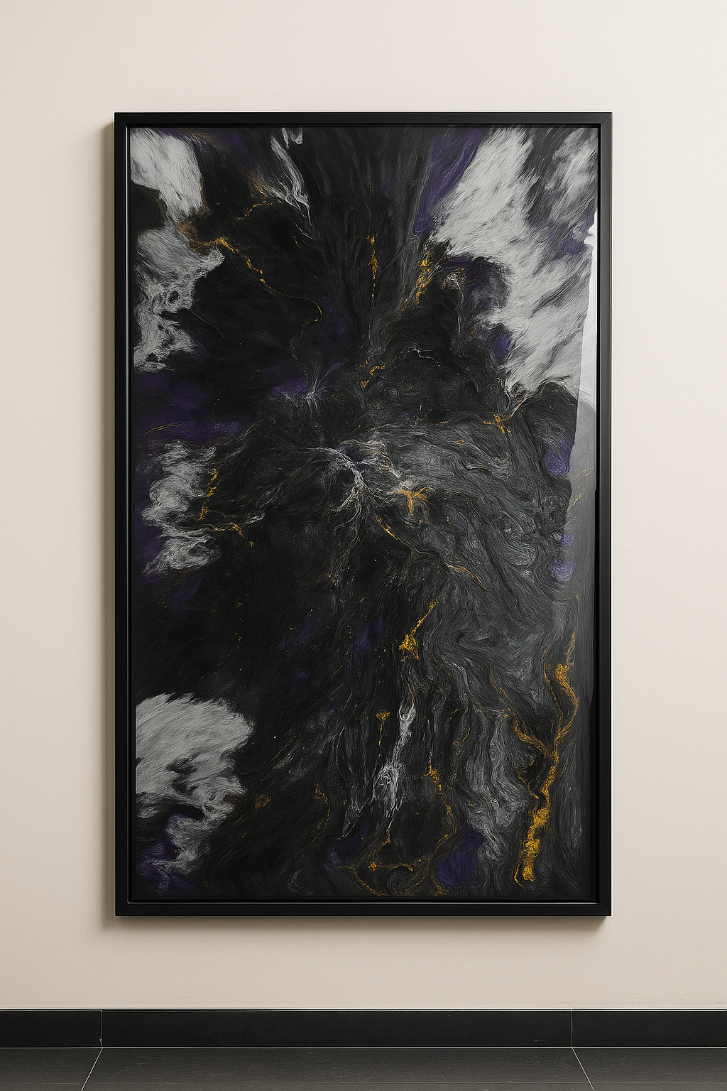 Abstract kunstwerk in een zwarte lijst. Donkere kleuren exploderen naar buiten, met zilveren, paarse en gouden accenten.