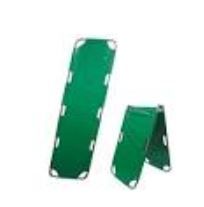 Una camilla verde está colocada encima de una superficie blanca.