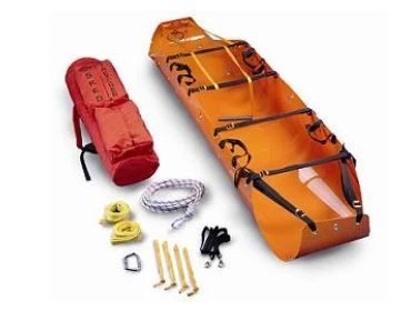 Una camilla naranja con una bolsa roja y cuerdas