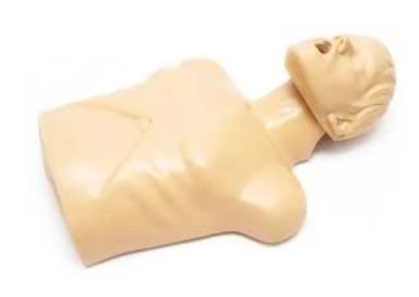 Un maniquí con la cabeza rota yace sobre una superficie blanca.