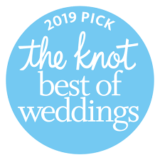 A blue circle with the words `` the knot best of weddings '' written on it.