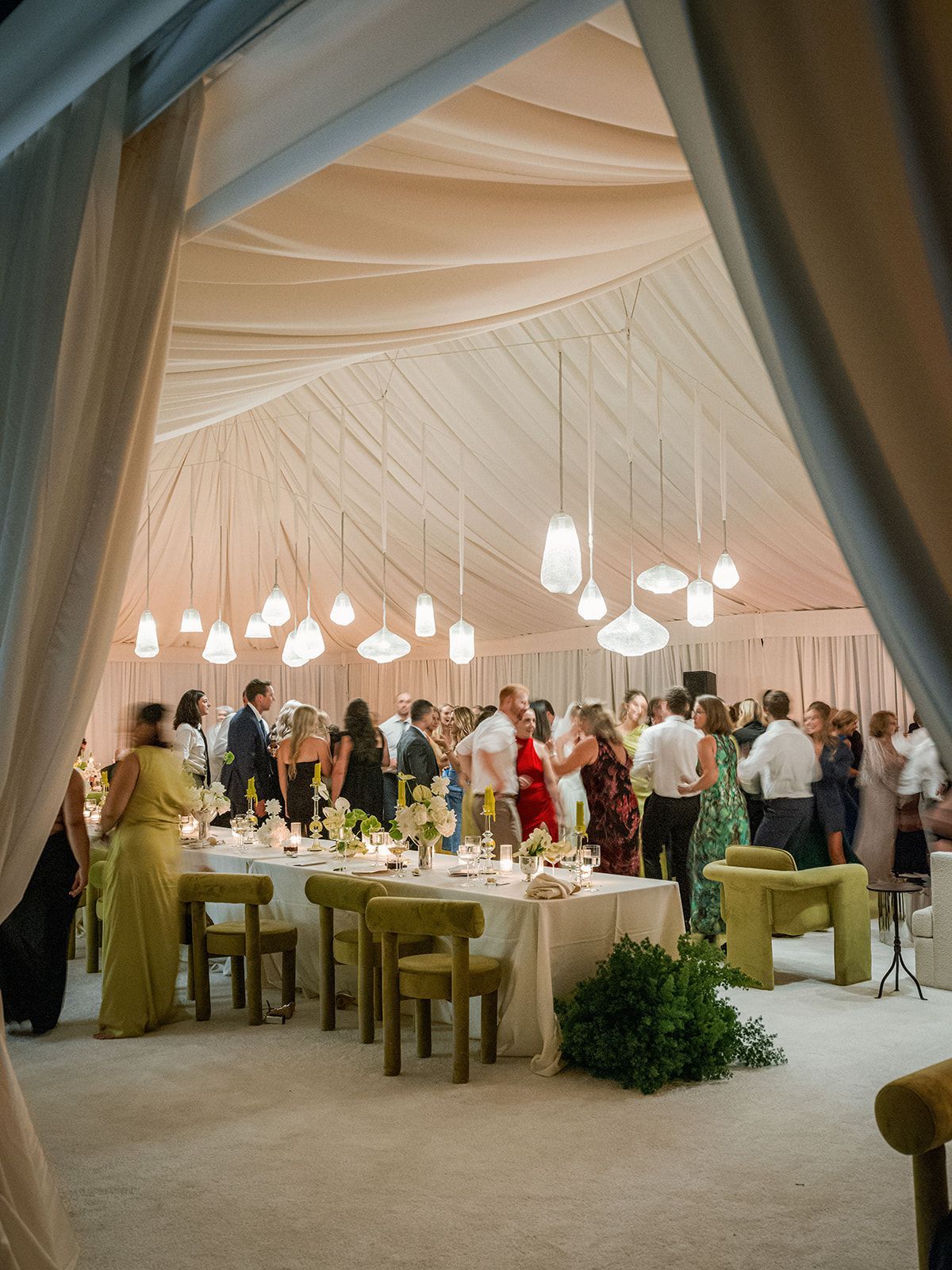 For a fun and unique bridal experience, choose one of these options to elevate your bridal appointment. Celebrate with champagne. 