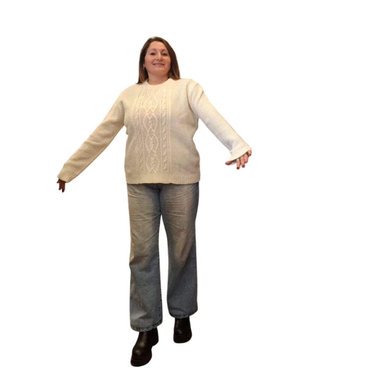 Mujer con las manos levantadas, sonriendo, vestida con un suéter granate y pantalones vaqueros.