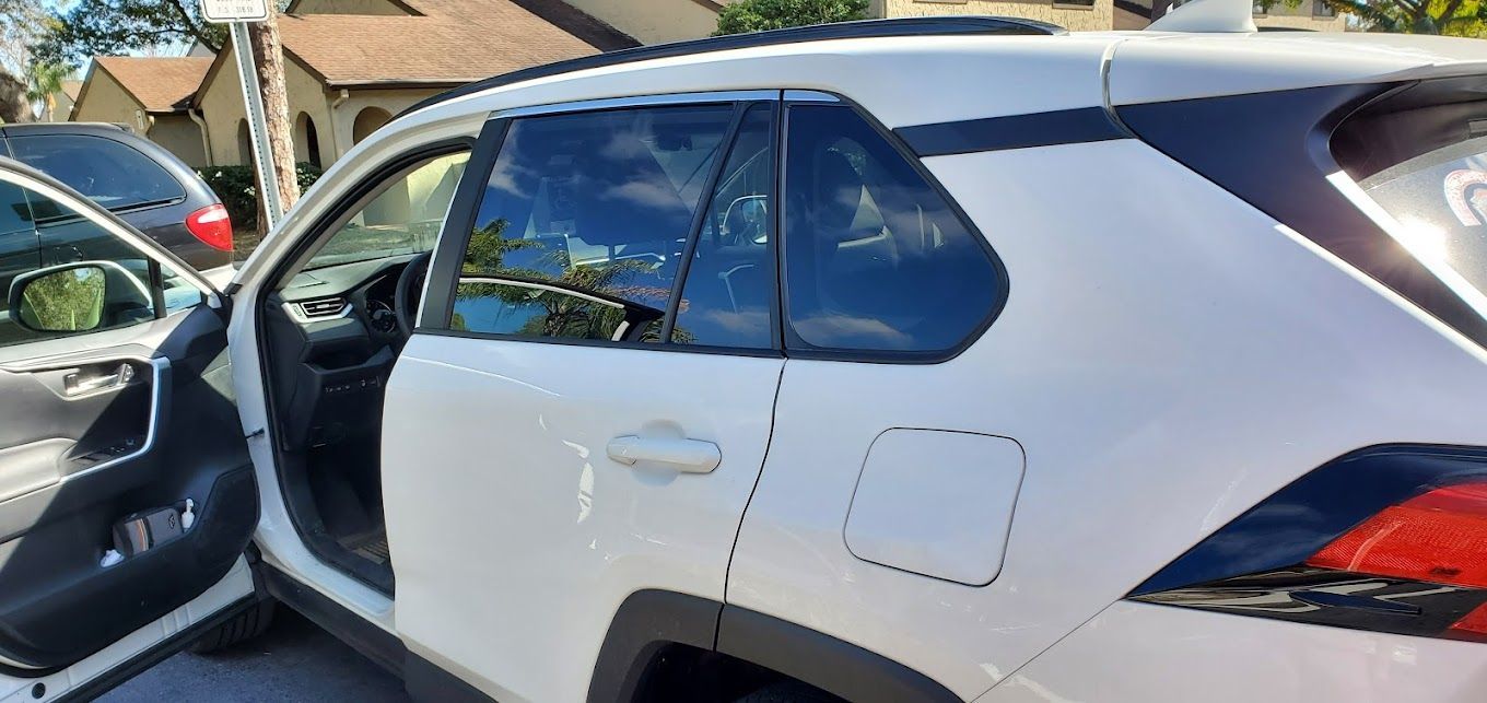 Car window replacement on SUV in Tarpon Springs, FL