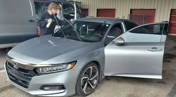 Honda Accord windshield replacement in Tarpon Springs, FL Honda Accord windshield replacement in Tarpon Springs, FL