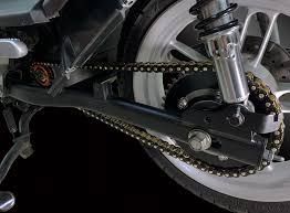 Un primer plano de la cadena trasera de una motocicleta.