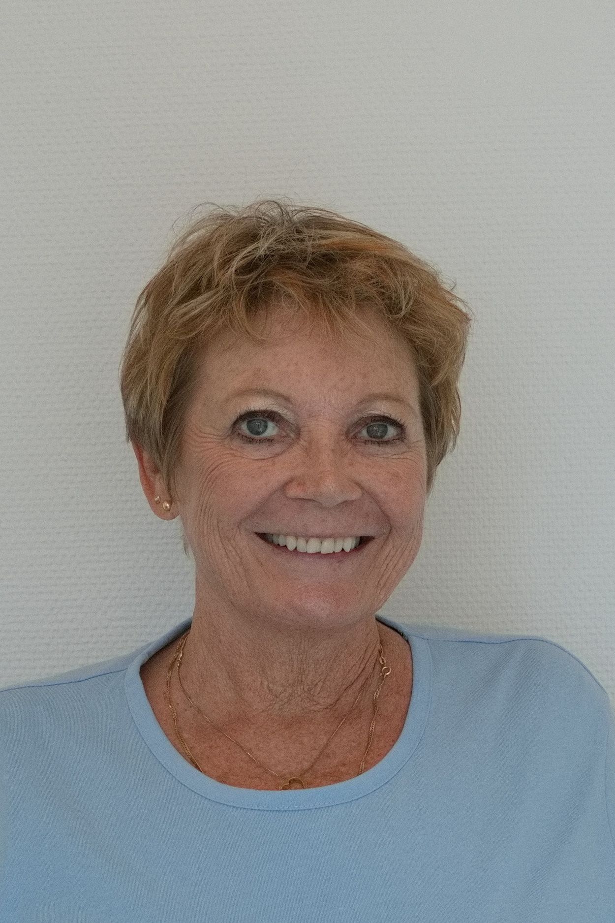 Et billede af Helle Brodersen, en klinikassistent kl Tandlægerne i Frederiksværk