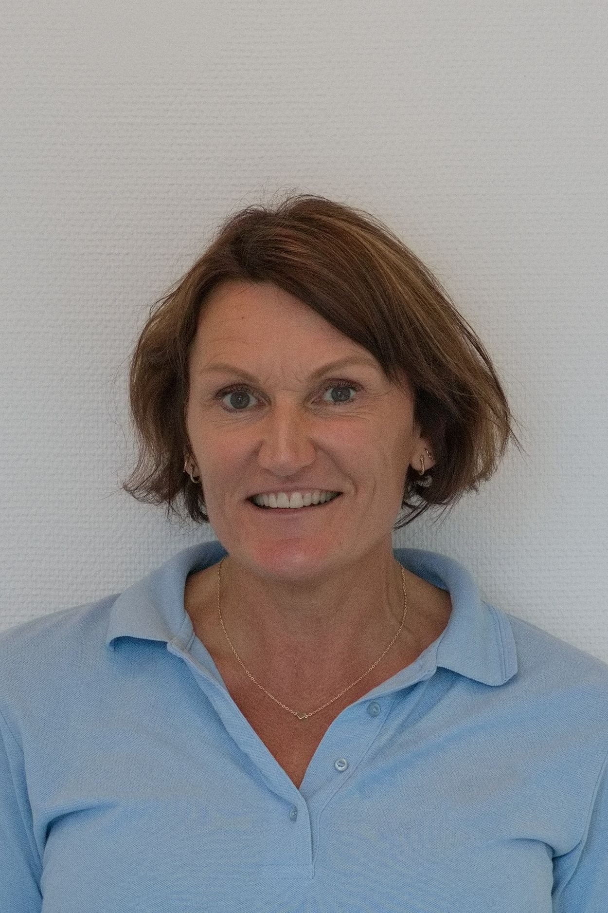 Et billede af Maikie Rasmussen, en klinikassistent kl Tandlægerne i Frederiksværk