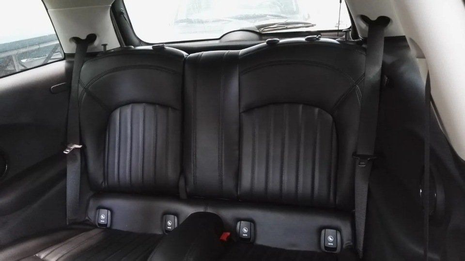 Rivestimenti neri per sedili auto