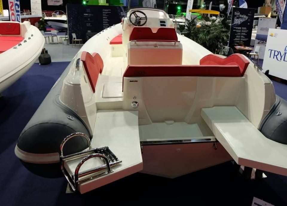 Tappezzeria rossa per barca