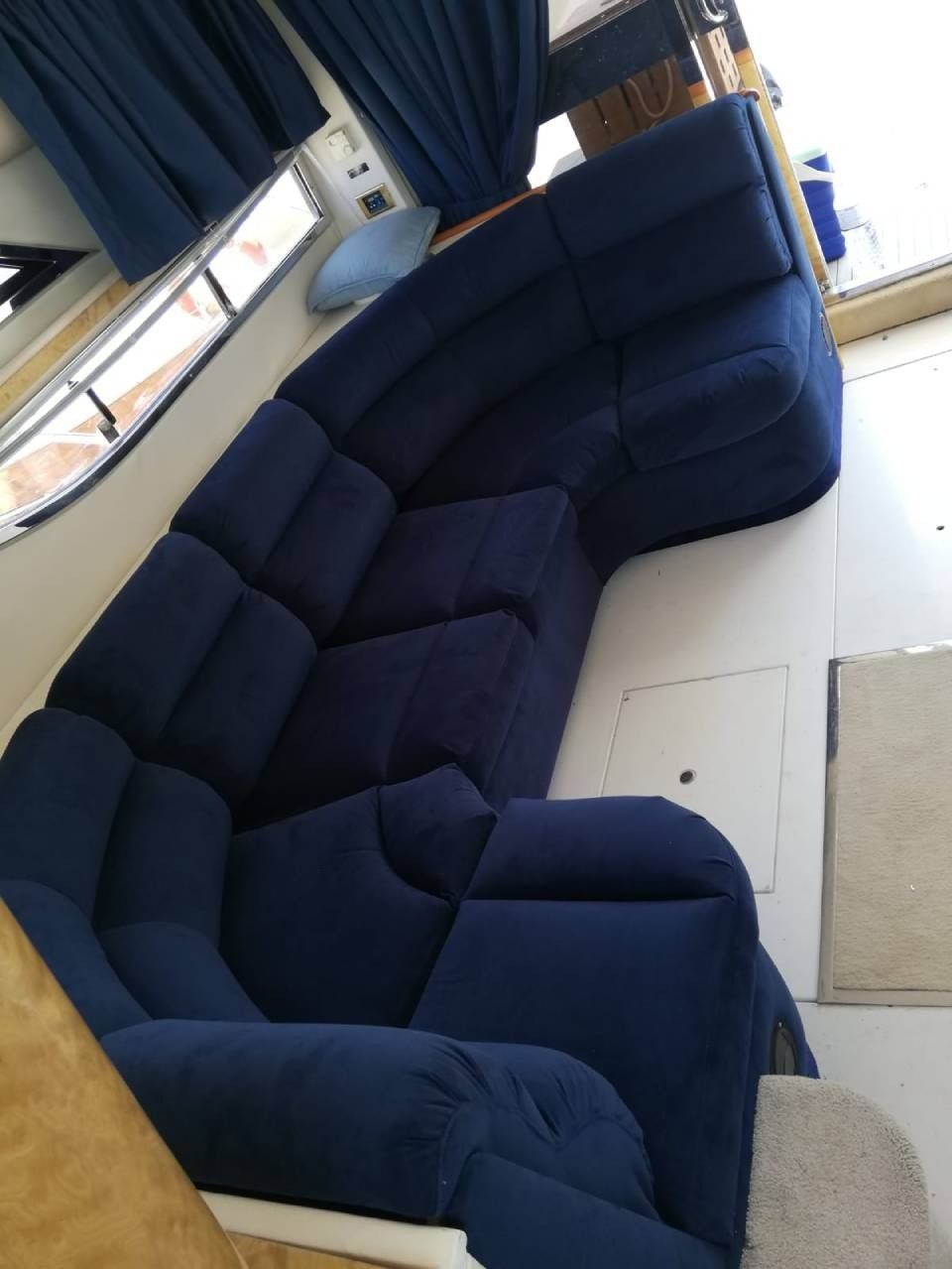 Divano blu per barca