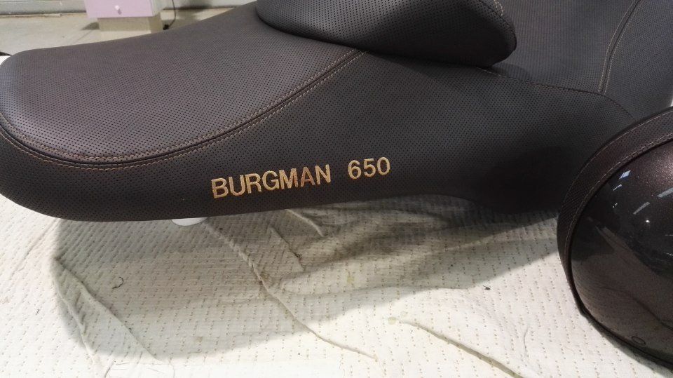 Sella moto con tappezzeria in pelle