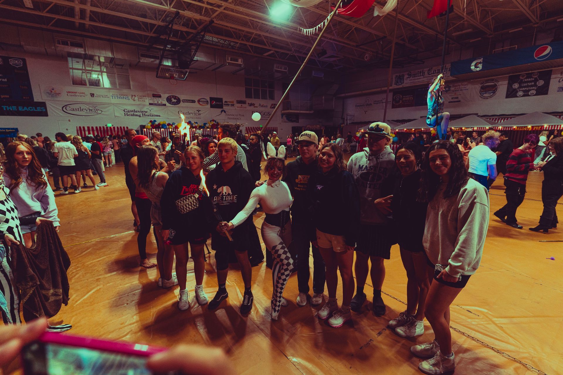 A group of people are posing for a picture in a gym.