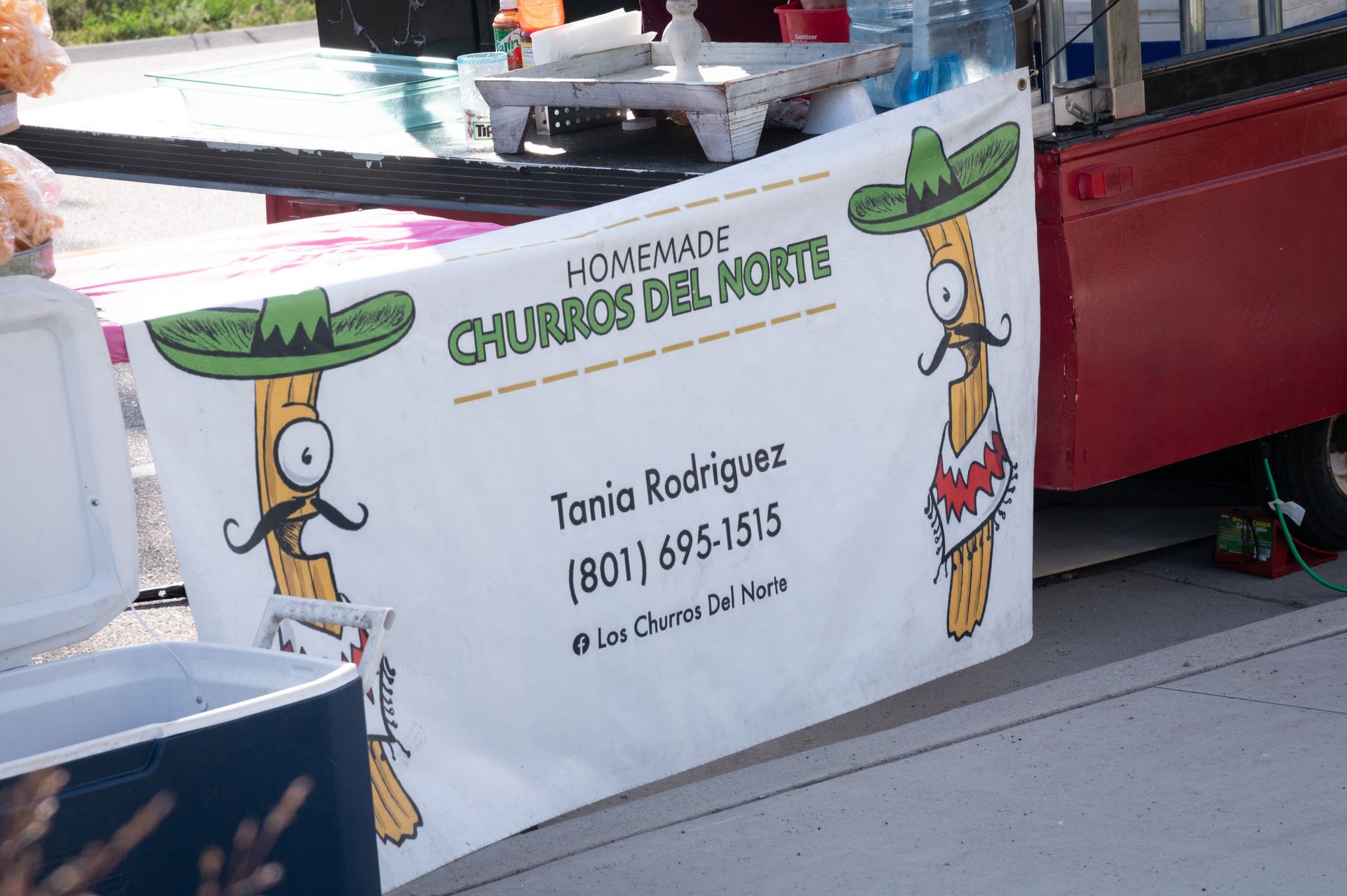 A sign that says homemade churros del norte on it