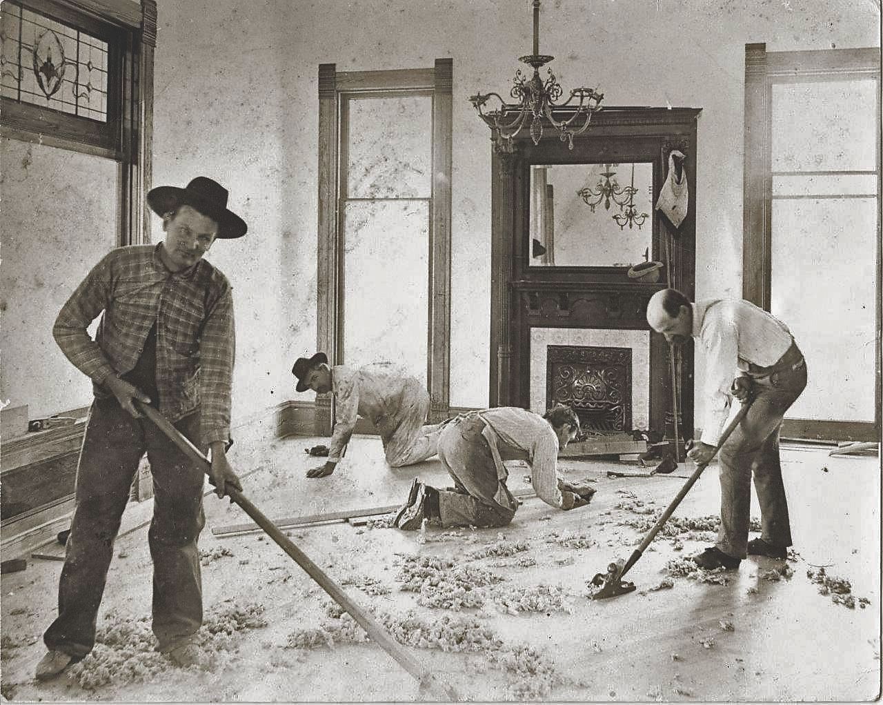 Historisk bilde av håndhøvling av gulv