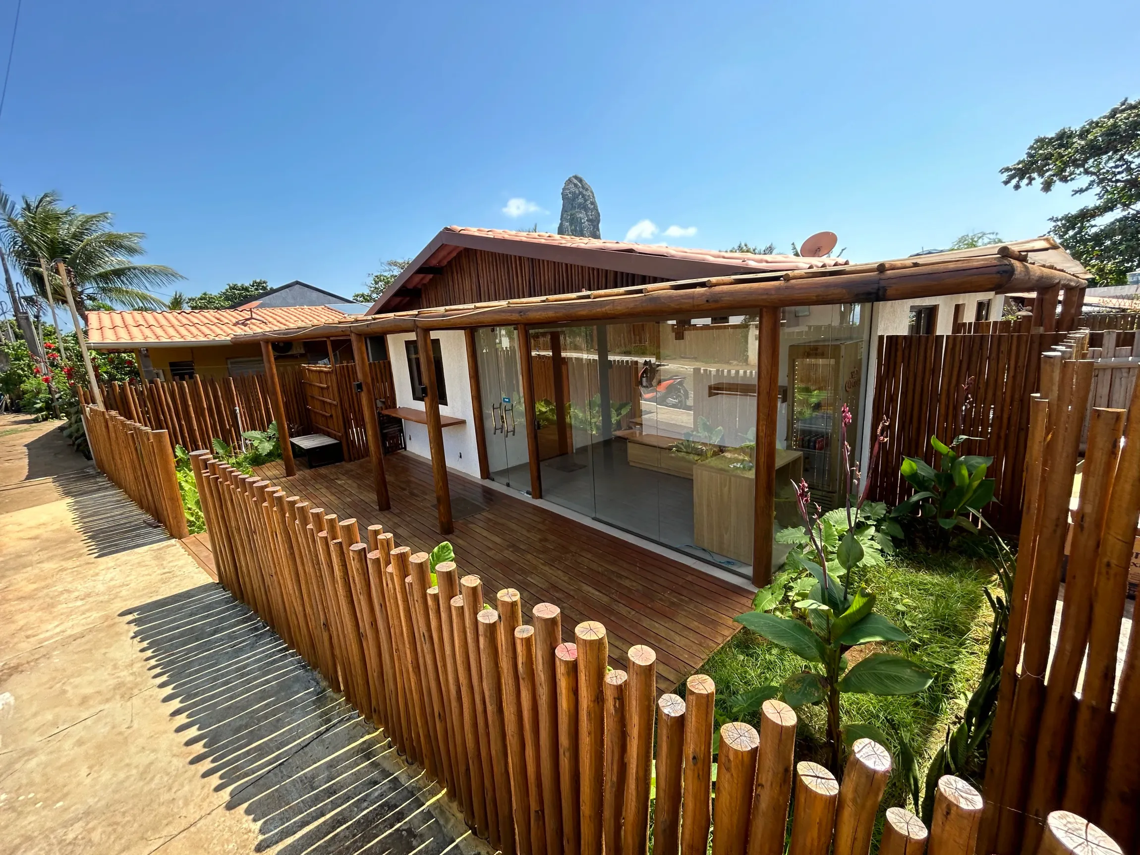 Uma casa com uma cerca de madeira ao redor Noronheiro Boutique & House