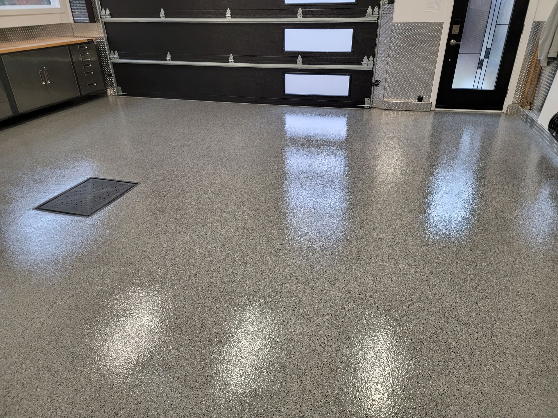 Sous-sol en rénovation avec ponceuse à plancher, plancher de béton et poutre de soutien.