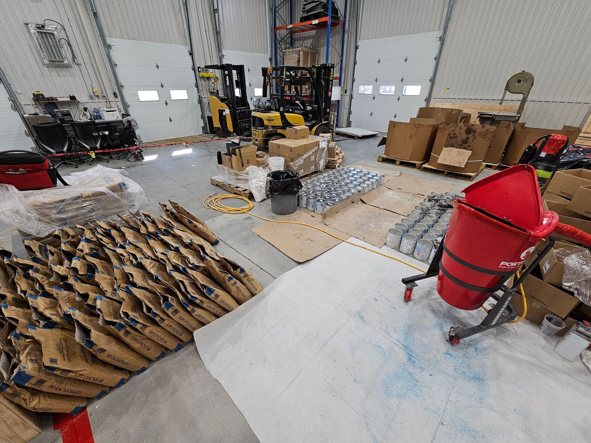 Sol époxy rouge dans une pièce vide avec des murs blancs et marron.