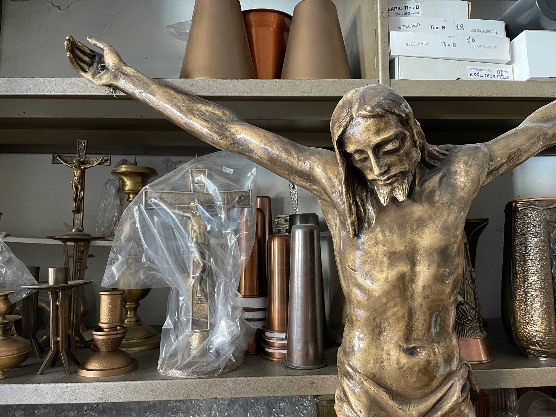 statua di cristo crocifisso