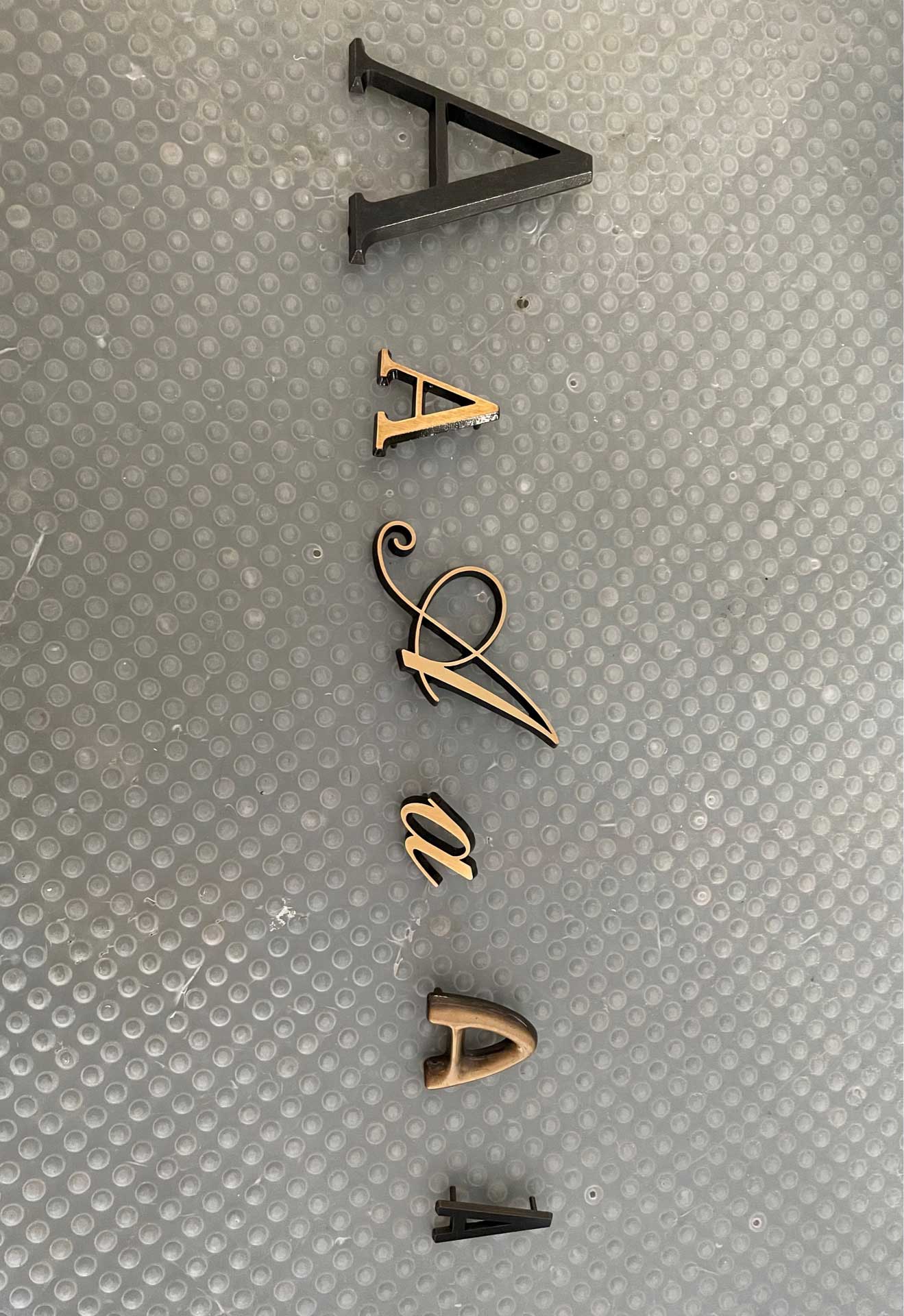 lettere in bronzo per lapidi