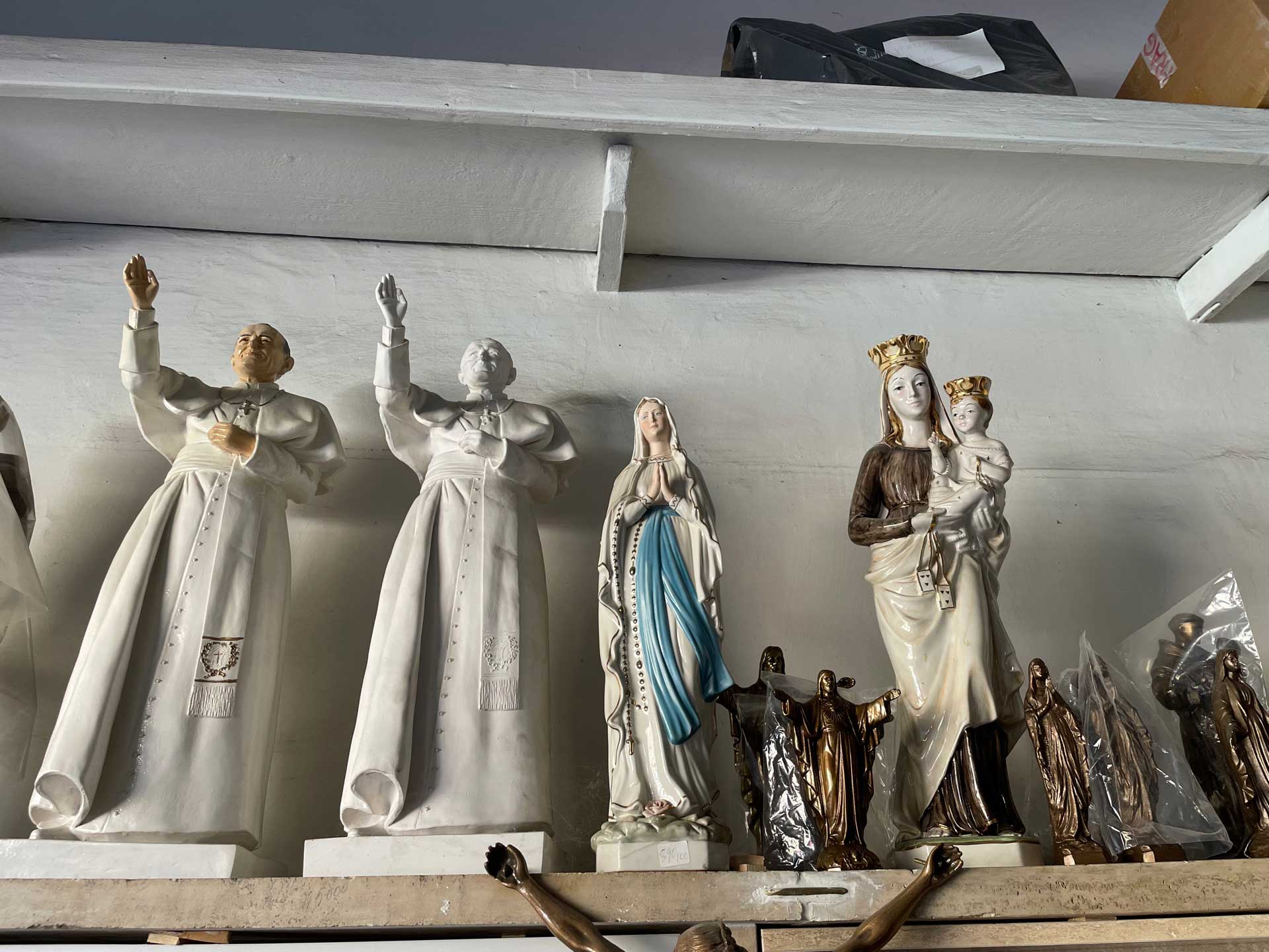 statuette bianche e colorate